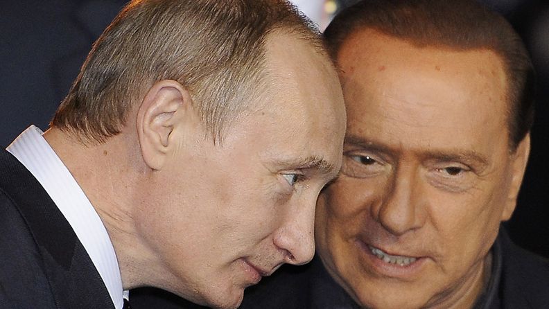 Liekö tässä vaihdetaan tietoja hyvistä kirurgeista. Silvio Berlusconi ja Vladimir Putin huhtikussa 2010.