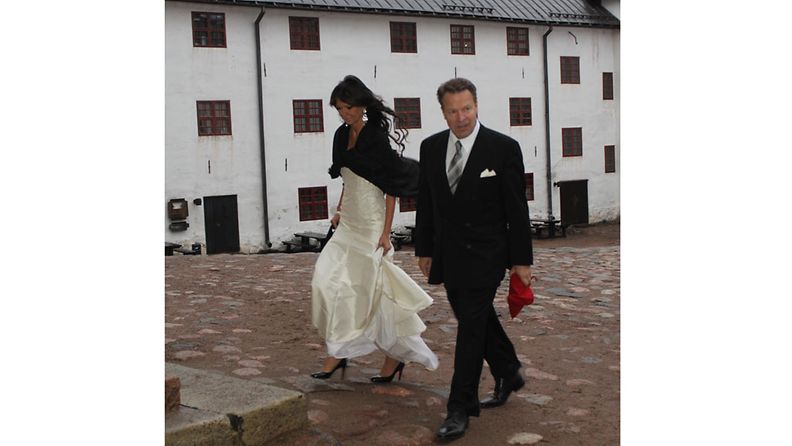 Ilkka Kanerva ja Elina Kiikko saapuivat Turun linnan illalliselle.