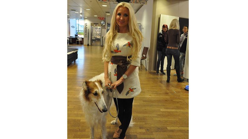Susanna Penttilä poseerasi yhdessä ystävänsä koiran kanssa.