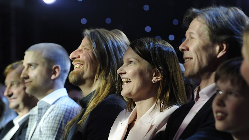 Hjallis ja Joel Harkimo, Jone Nikula, Mari Kivieniemi miehensä Juha Louhivuoren kanssa Idols tekee hyvää -konsertissa. 