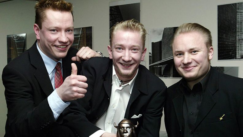 Yölinnun alkuperäisjäsenet Simo ja Matti Silmu ja Markus Kuusijoensuu Emma-gaalassa vuonna 2003.