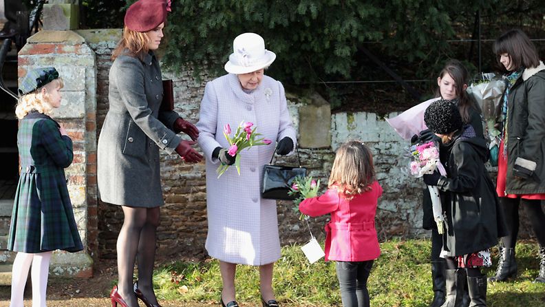 Prinsessa Eugenie ja kuningatar Elisabet II vastaanottivat kukkia suomalaiselta Melissa Joynerlta.