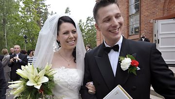 Kirsi ja Janne Tulkki naimisiin. (kuva: Kimmo Mäntylä/Lehtikuva)