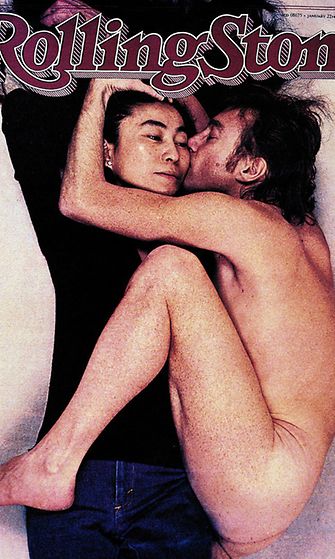Rakastuneet Yoko Ono ja John Lennon poseerasivat Rolling Stone -lehden kannessa.