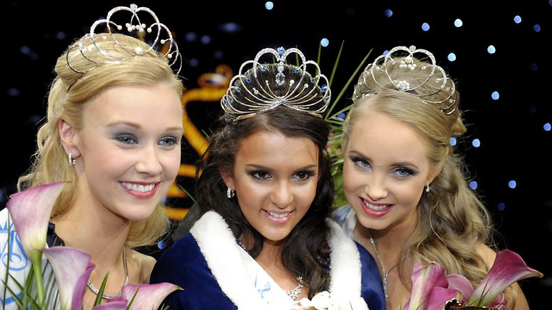 Miss Suomi 2012 Sara Chafak ja perintöprinsessat Viivi Suominen ja Sabina Särkkä.