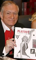 Hugh Hefner ensimmäisen Playboy-lehden kanneen kanssa (Getty)