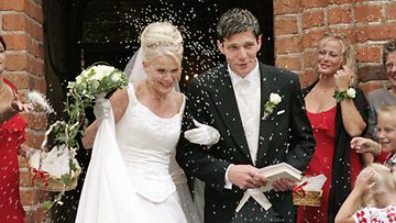 Tiia Jakobsson ja Janne Ahonen menivät naimisiin heinäkuussa 2004 Hollolan keskiaikaisessa kirkossa (Lehtikuva)