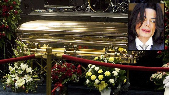Michael Jackson haudataan samanlaisessa arkussa kuin James Brown. Kuvassa Brownin arkku. (Kuvat: EPA/All Over Press ja Getty/All Over Press)