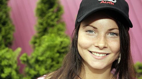 Lehti Alppikaunotar Sanni Leinonen ajoi moottoripyöräkortin