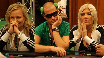 Heli Sutela, Kim Herold ja Vappu Pimiä  Unibet Open pokeriturnauksessa Prahassa. Kuva: MTV3.