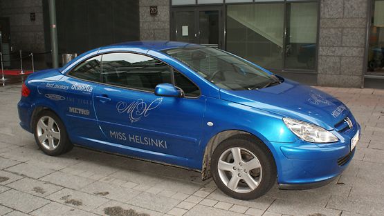 Miss Helsinki 2009 Viivi Pumpanen sai voiton myötä upean auton käyttöönsä (kuva: MTV3)
