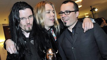 Apocalyptica palkittiin vienti-Emmalla vuonna 2009. Kuvassa Perttu Kivilaakso, Eicca Toppinen sekä Paavo Lötjönen. (Kuva: Markku Ulander/Lehtikuva)