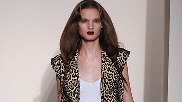 16-vuotias Kirsi Pyrhönen loisti Givenchyn mallina. (Kuva: Getty Images)