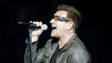U2 esiintyi Helsingissä perjantaina ja lauantaina. Kuvassa bändin laulaja  Bono. (Kuva: Mikko Stig/Lehtikuva)