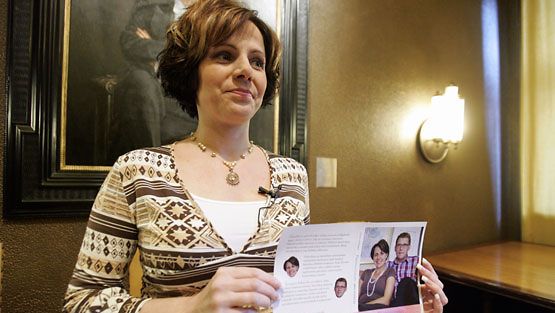 Susan Ruusunen esitteli Pääministerin morsian -kirjan kantta helmikuussa 2007. (Kuva: Mikko Stig/Lehtikuva)