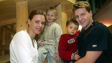 Susanna ja Jani Sievinen sekä pojat Aleksanteri ja Aaron vuonna 2003. (Kuva: Sari Gustafsson/Lehtikuva) 