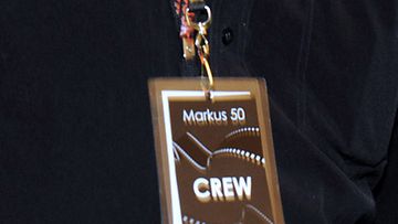 Crew-passi Markus Selinin kaulassa hänen 50-vuotispäivillään (Lehtikuva)