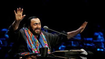 Luciano Pavarotti esiintyy Pekingissä. (Kuva: China Photos)
