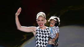 Gwen Stefani Kingston-poikansa kanssa New Yorkin muotiviikoilla. Kuva: Frazer Harrison/Getty Images