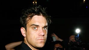 kamerat seuraavat Robbie Williamsia kaikkialle (Kuva: Mark Davis/Getty Images)