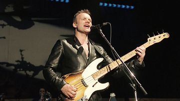 Laulaja-basisti Stingin The Police -yhtyeellä menee mukavasti. (Kuva: Lehtikuva/Soile Kallio)