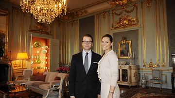 Ruotsin kruununprinsessa Victoria (oik.) ja prinssi Daniel Tukholman kuninkaanlinnassa 29. lokakuuta 2010. Pari saapuu Suomen-vierailulle sunnuntai-iltana.