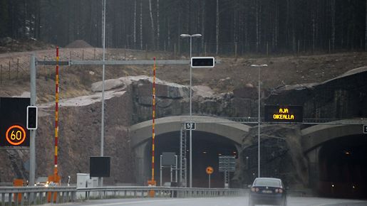 Moni autoilija ei osaa ajaa tunnelissa 