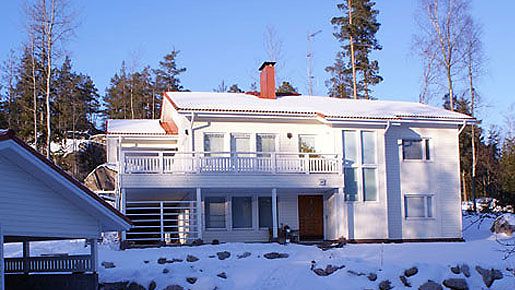 Virpi Sarasvuo kaupittelee entistä kotiaan hieman alle 600 000 euron hintaan. 