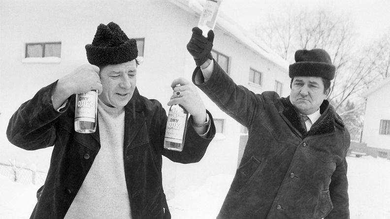 Kaksi suomalaista miestä Keravan Alkon edustalla 26. helmikuuta 1971. Alkon lakko sulki myymälät Helsingissä, mikä aiheutti ryntäyksen Helsingin lähistöllä avoinna oleviin Alkon myymälöihin. Näiden miesten kärsivällinen jonotus palkittiin. Ostoslistalla Dry Vodkaa ja Koskenkorvaa.