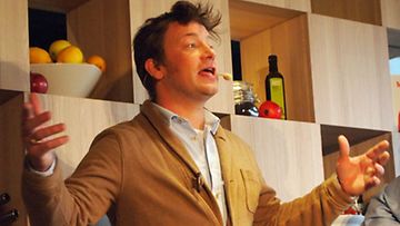 Jamie Oliver esitteli Scandic-hotelleille loihtimaansa kesämenua Tukholmassa perjantaina 12.4.2013.