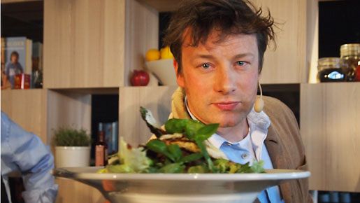 Jamie Oliver esitteli Scandic-hotelleille loihtimaansa kesämenua Tukholmassa perjantaina 12.4.2013.