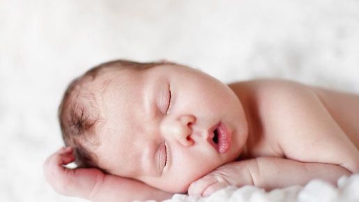 Vastasyntynyt vauva tarvitsee unta 12–18 tuntia vuorokaudessa. 