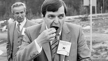Keskustapuolueen puheenjohtaja Paavo Väyrynen syö makkaraa Kepun puoluekokouksessa Rovaniemellä 18 kesäkuuta 1982. 