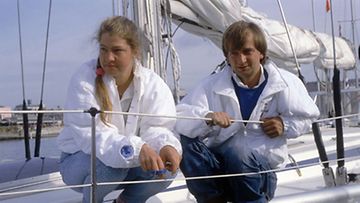 Harry "Hjallis" Harkimo ja Mikaela von Koskull poseeraavat purjeveneen kannella Plymouthissa 7. kesäkuuta 1986. Molemmat osallistuvat Two Star-purjehduskisaan. 