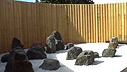 Japanilaisessa puutarhassa kivien karua kauneutta