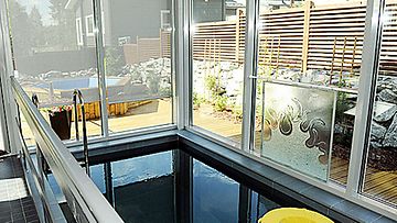 RTV-pintamateriaalitalo Kuopion asuntomessuilla Saaristokaupungissa 17. heinäkuuta 2010. Yläkerrassa voi pulahtaa omaan uima-altaaseen, joka on varustettu vastavirtalaitteella. Kuva: Lehtikuva.