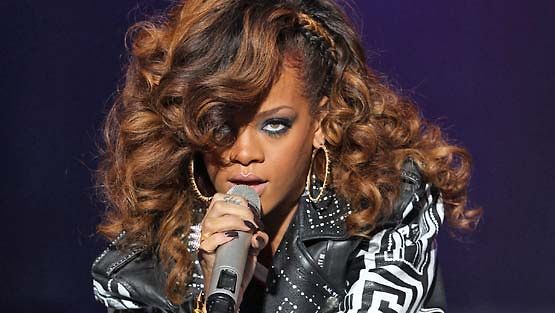 Rihannan kasvoissa on yhä jälkiä pahoinpitelystä.