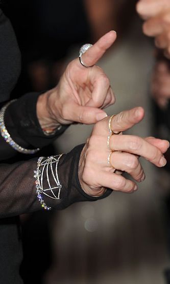 Vuoden 2011 kuva paljastaa Madonnan ryppyiset kädet.