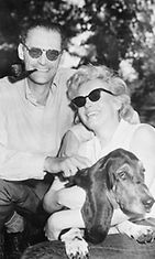 25. kesäkuuta 1956 Monroe perhepotretissa yhdessä kihlattunsa Arthur Millerin ja Hugo-koiran kanssa.