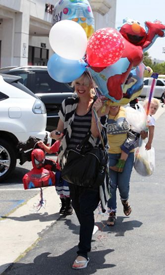 Gwen Stefani  lastensa kanssa. Kuva: Barcroft Media/MVphotos