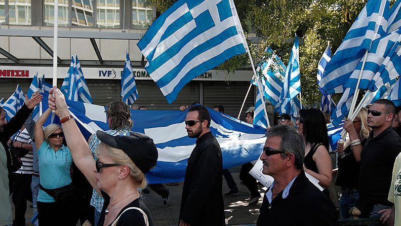 Kreikassa äärioikeistolaisen Kultainen aamunkoitto -puolueen kannattajat ovat osoittaneet mieltään puolueen johdon pidätyksiä vastaan