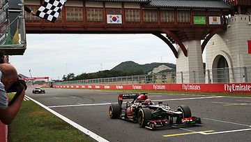 Kimi Räikkönen ylitti Koreassa maaliviivan ennen Romain Grosjeania.