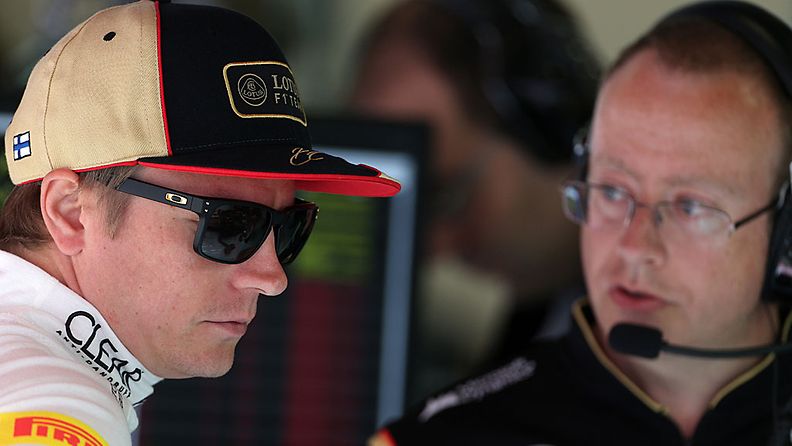 Kimi Räikkönen keskustelee kisainsinöörinsä Mark Sladen kanssa.