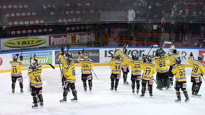  SaiPan pelaajat hyvästelevät faninsa Helsingissä sunnuntaina 17. maaliskuuta 2013 pelatussa jääkiekon SM-liigan ottelussa HIFK vastaan SaiPa.