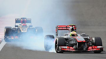 Sergio Perez tiukassa jarrutuksessa Korean GP:ssä