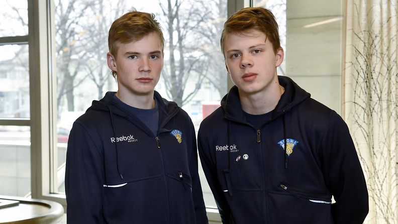 Jääkiekkojuniorit Artturi Lehkonen (vas.) ja Kasper Kapanen poseeraavat alle 18-vuotiaiden poikien MM-kisajoukkueen mediapäivänä Helsingissä 11. huhtikuuta 2013.