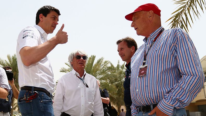 Toto Wolff (vas.), Bernie Ecclestone, Christian Horner ja Niki Lauda Bahrainin GP:ssä 2013.