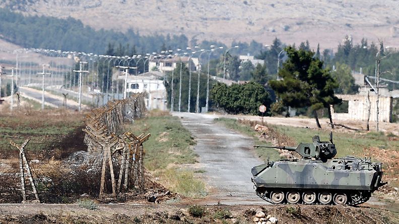 Panssarivaunu vartioi Turkin ja Syyria välistä rajaa.