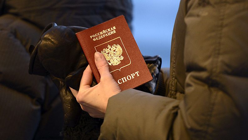 Venäläisturisti Nuijamaan rajanylityspaikalla perjantaina 11. tammikuuta 2013.