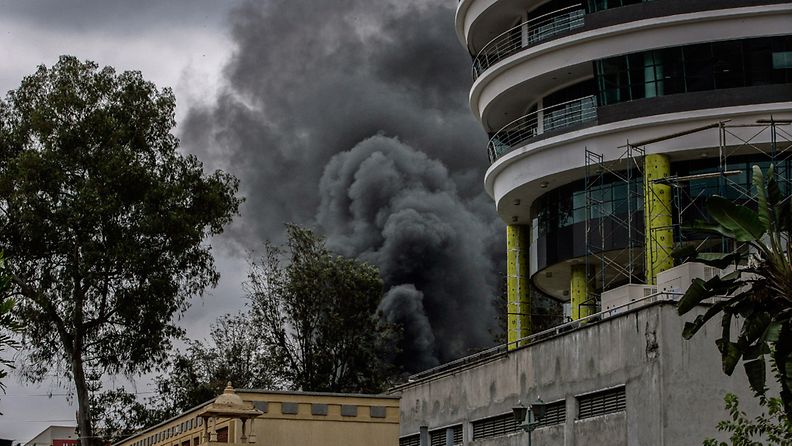 Piiritetystä ostoskeskuksesta Nairobissa nousi maanantaina sankka savu.